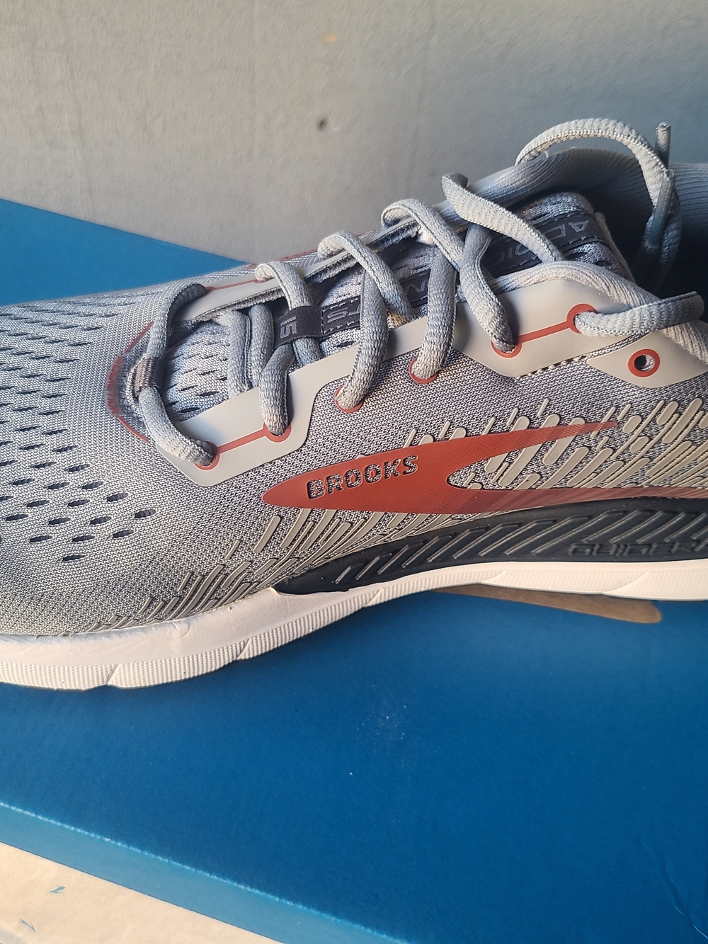 Brooks Adrenaline GTS Athletic Shoes in Gray & Pink